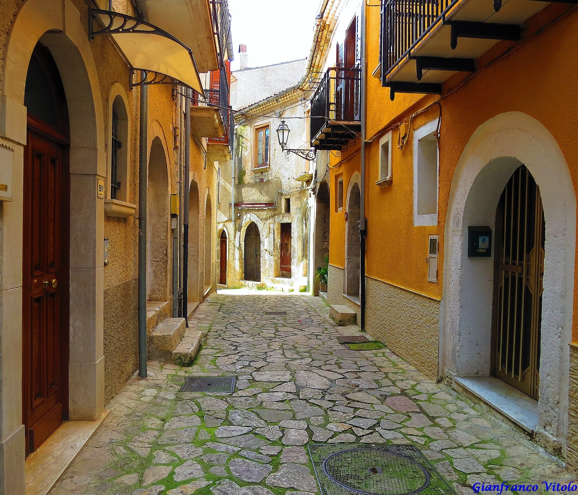 Un vicolo lastricato di Bagnoli Irpino fra case color ocra