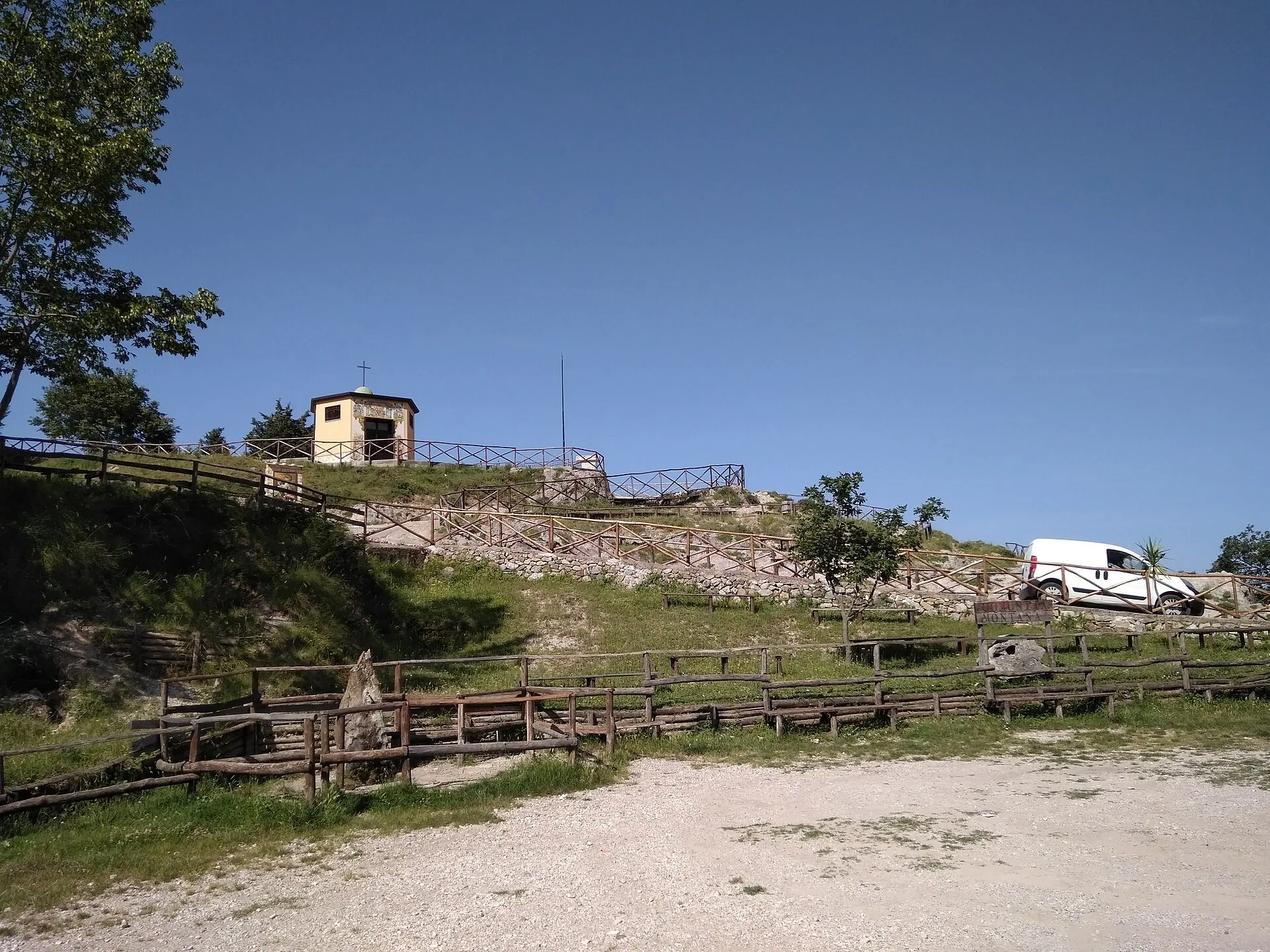 Un pianoro dei Monti Picentini con le staccionate, sotto il cielo d’estate