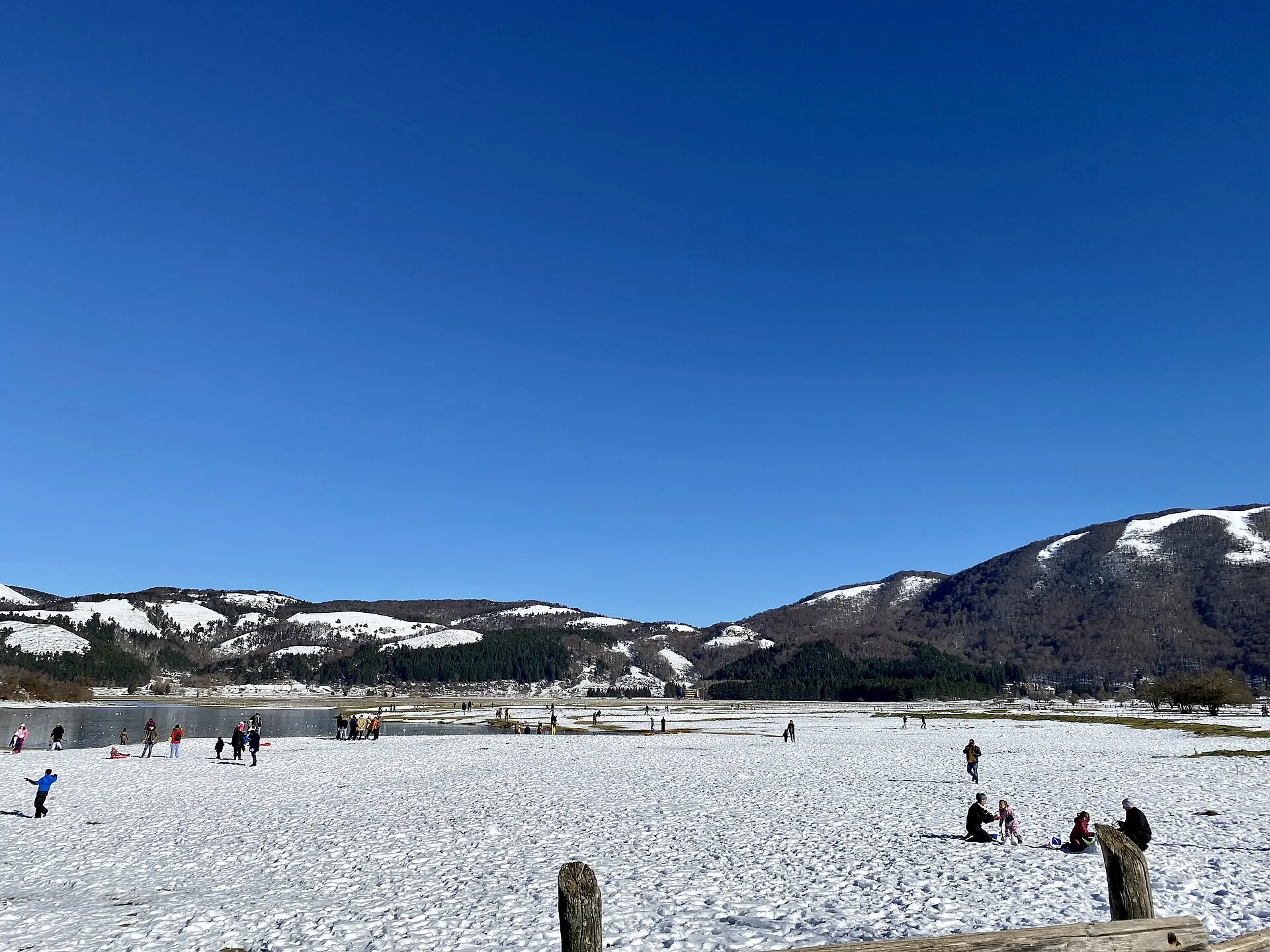 L’altopiano del Laceno coperto di neve, con i monti sullo sfondo