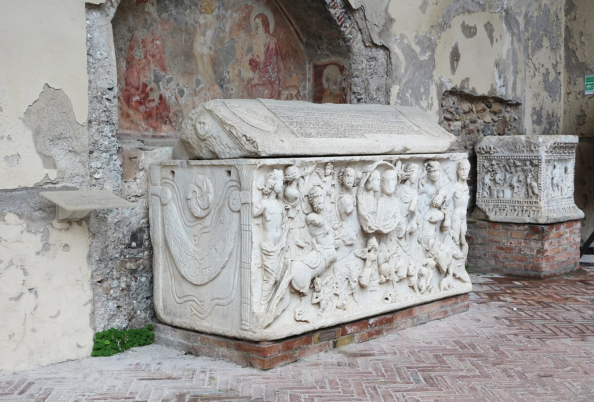 Un sarcofago antico scolpito nel Duomo di Salerno